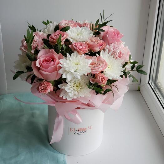 Delicada composición con rosas arbustivas y Dianthus