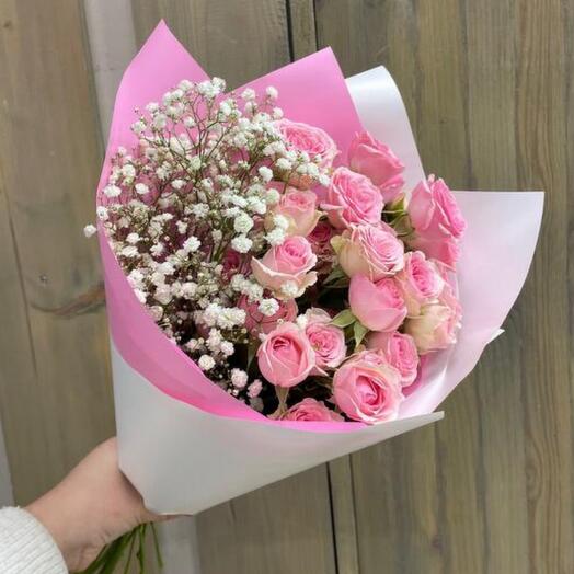 Букет из гипсофилы и кустовой розы