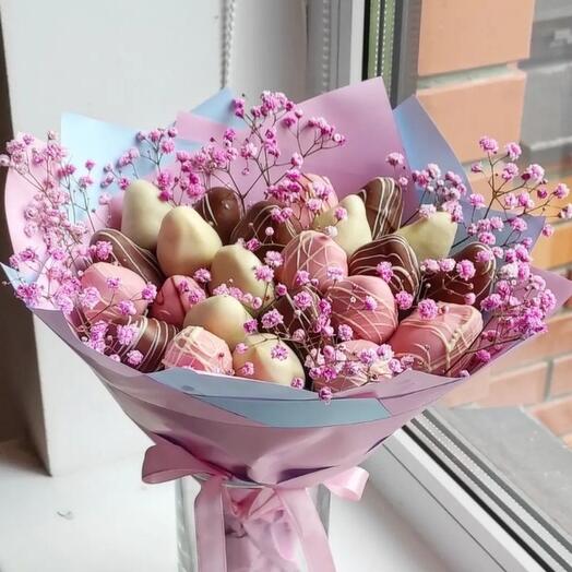 Ramo de fresa con gypsophila