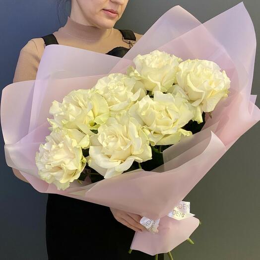 7 White Special Roses