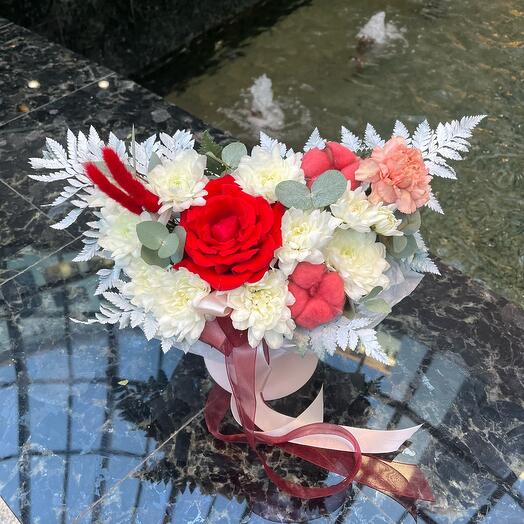 «В самое сердце» - композиция из хризантем, розы и сухоцветов♥️