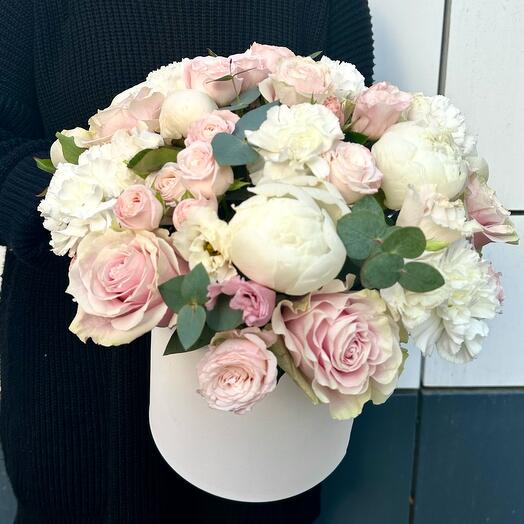 Peonías y rosas en una Caja