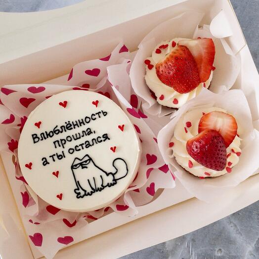 Pastel de Bento y 2 cupcakes "el Amor pasó y te quedaste"
