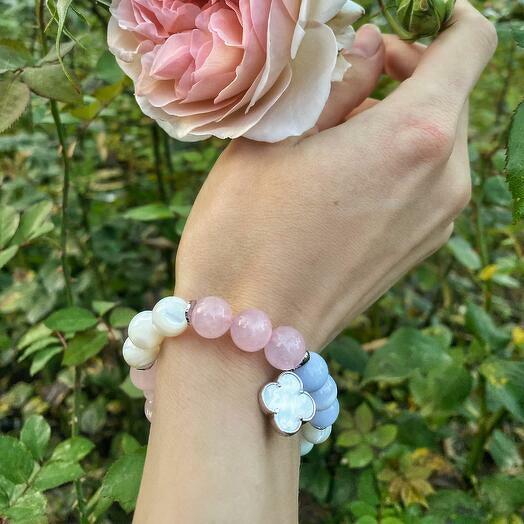 Elastic band bracelet made of blue agate, rose quartz, mother-of-pearl Clover