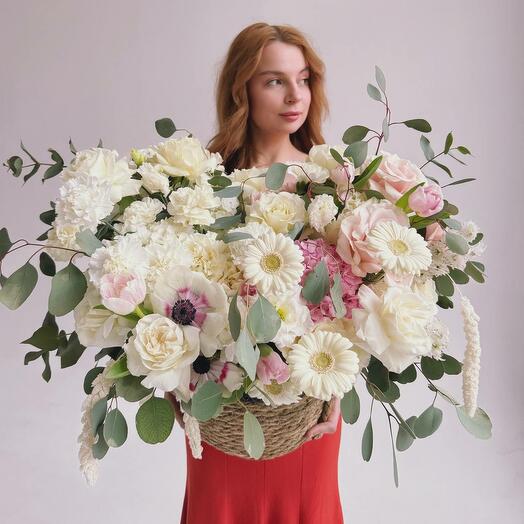 Большая корзина с весенними нежными цветами "PINK SPRING"