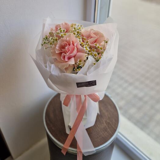 Complementary bouquet with French rose and chamomile in an aquabox