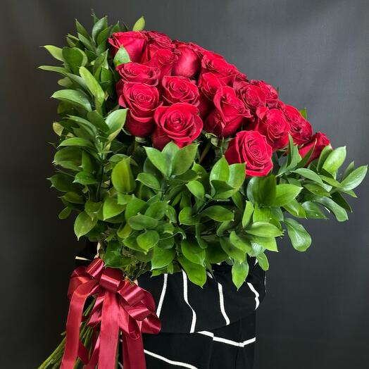 Розы голландские в живом оформлении