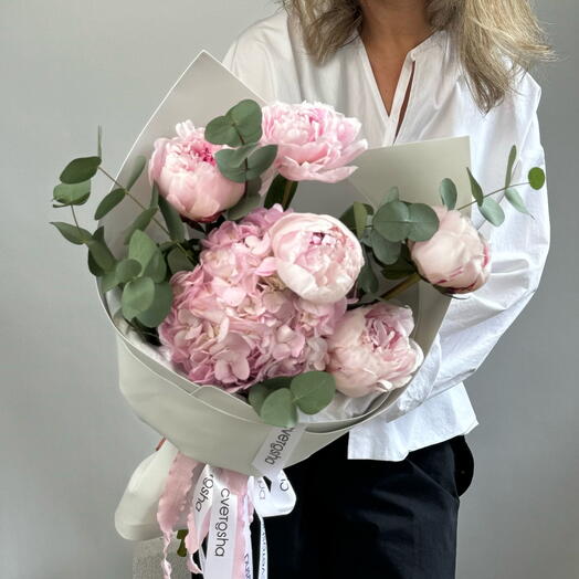 Ramo con peonías y hortensias "Ternura de la mañana"