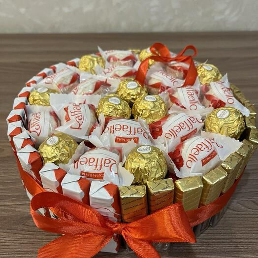 Букет/композиция из Raffaello, Ferrero Rocher, шоколадок Kinder и Mersi