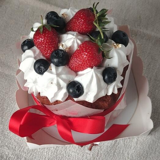 Кекс лимонный со свежими ягодами клубники и голубики (сладкий подарок)