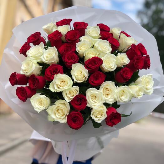 51 роза в стильной упаковке