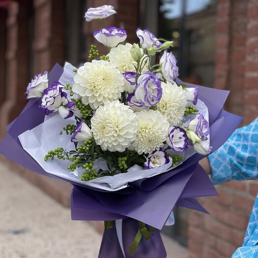 Bouquet with white dahlias and eustoma
