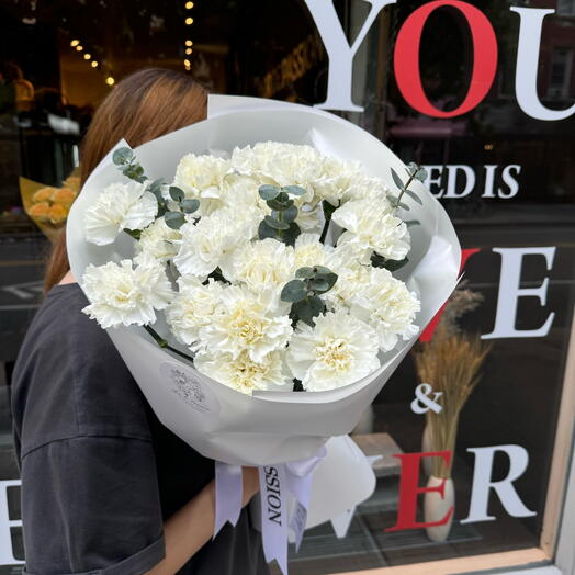 Белые гвоздики с эвкалиптом