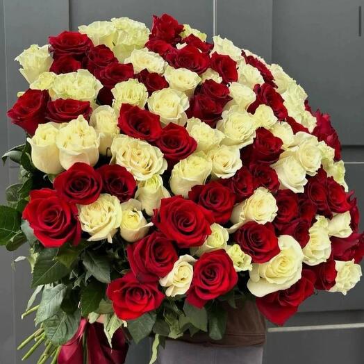 Красно-белый микс из 101 розы
