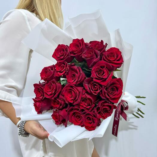 Красные розы в дизайнерском оформлении ♥️ (х21 / 60 см)