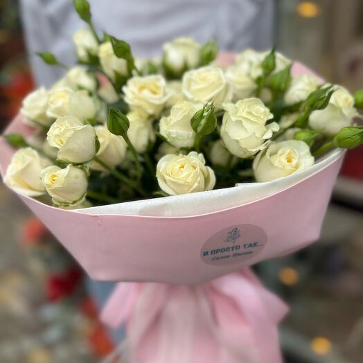 Букет белых кустовых роз