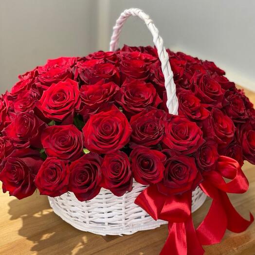 Корзина из 65 красных роз