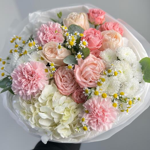 Delicadas rosas de peonía cremosas con Hortensia y manzanilla