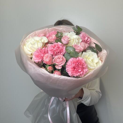 Ramo de rosas arbustivas, rosas caladas, Dianthus con eucalipto