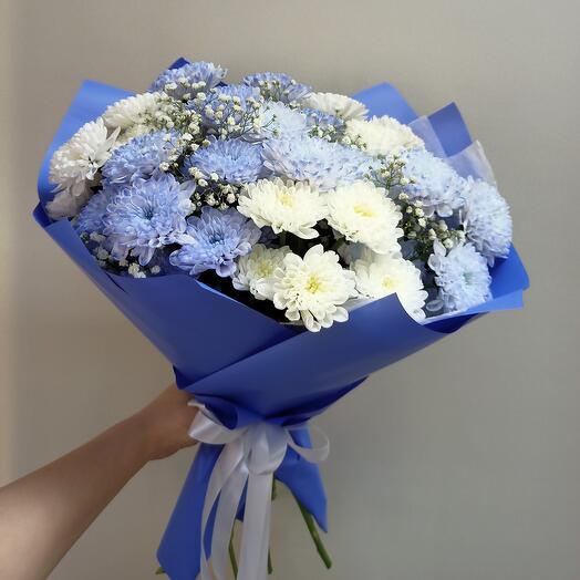 Ramo de crisantemos azules y blancos
