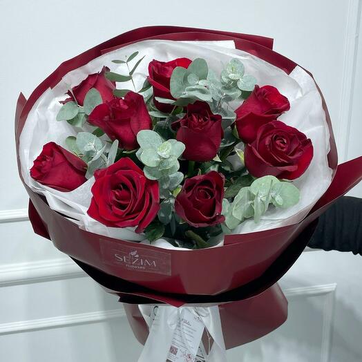 Букет с красными розами и эвкалиптом