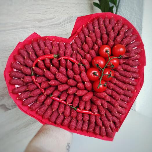 Вкусный букет в форме сердца из сырокопчeных колбасок с помидорками черри (L)
