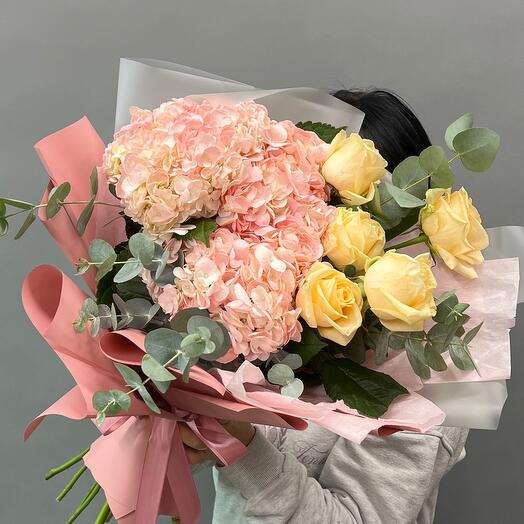 Delicate bouquet with Hydrangea and cream Roses "My Tenderness"
