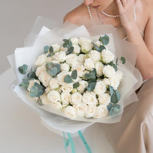 Букет из белых кустовых роз 15шт