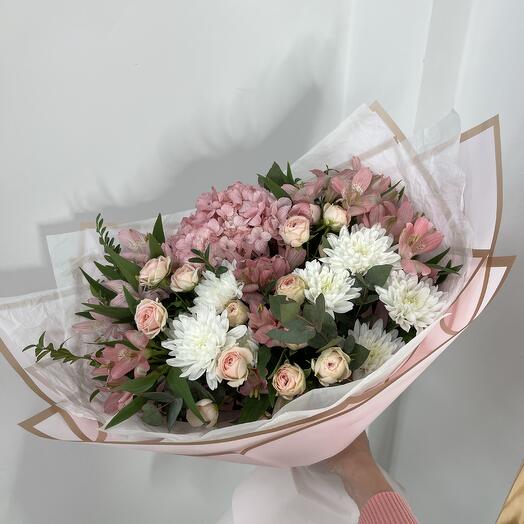Ramo con hortensias, rosas y alstroemeria