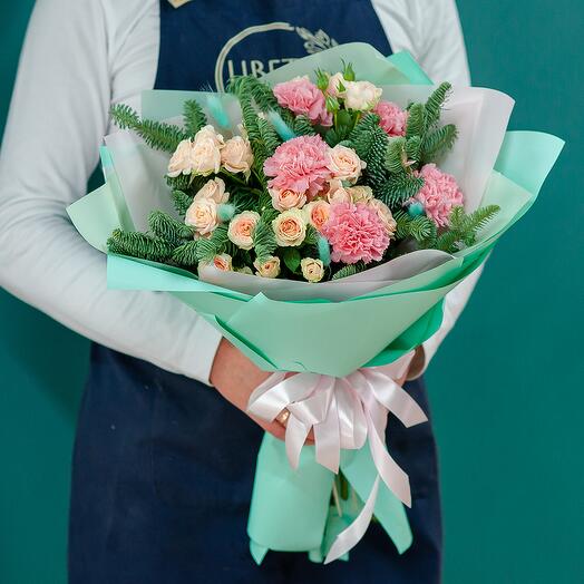 Нобилис с кустовой розой и диантусами в оформлении тиффани 1645f