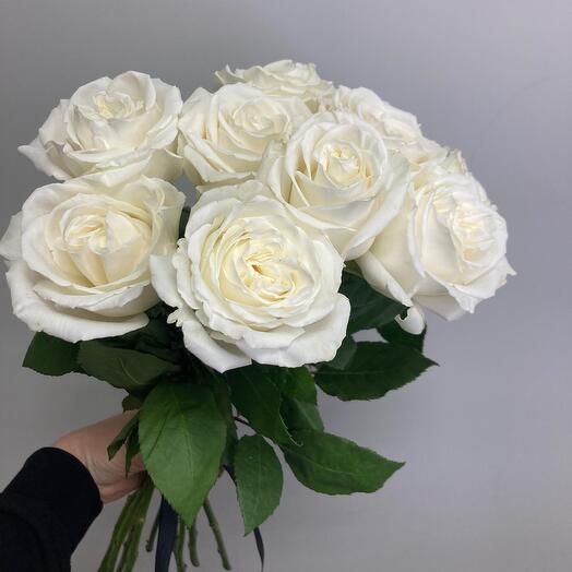 10 белых роз