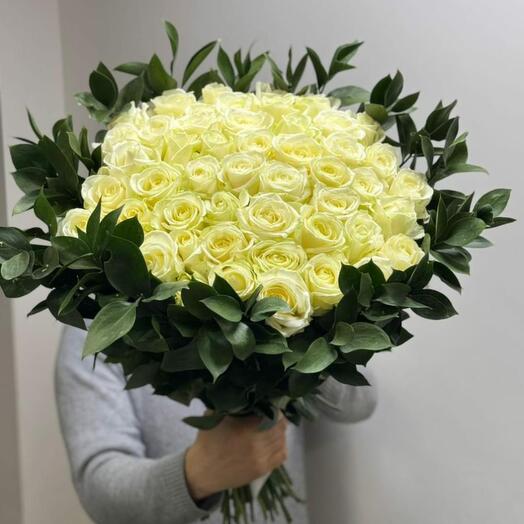 Букет белых роз с зеленью