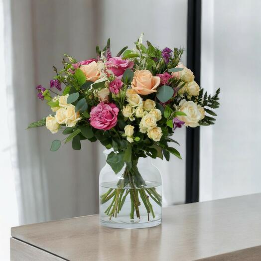 Bouquet de Rosas en Tonos Violeta, Melocoton y Blancas con lisianthus,Clematis y Astilb