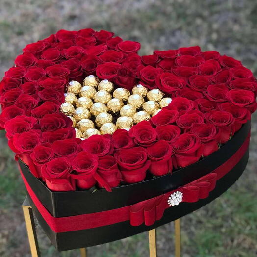 FERRERO CHOCOLATE   RED ROSES IN A MEDIUM BOX