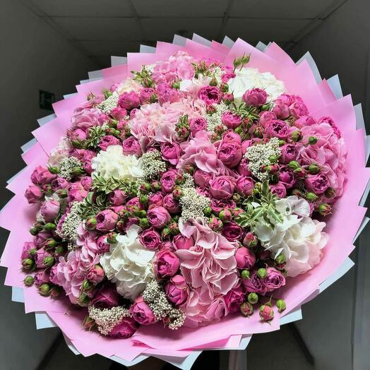 Огромный букет гортензий и кустовых пионовидных роз