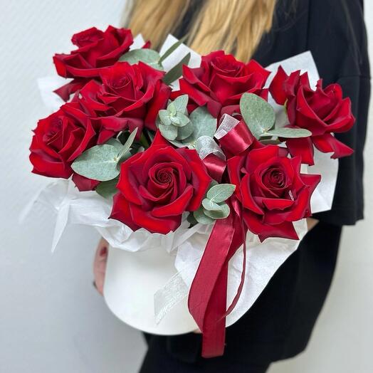 Красные французские розы в боксе