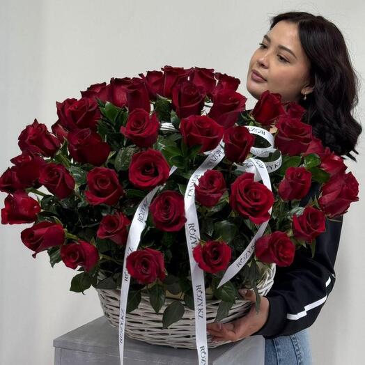 Шикарная корзина из 51 розы с зеленью