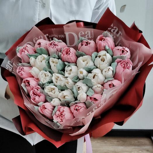 Ramo en forma de corazón de tulipanes malvaviscos