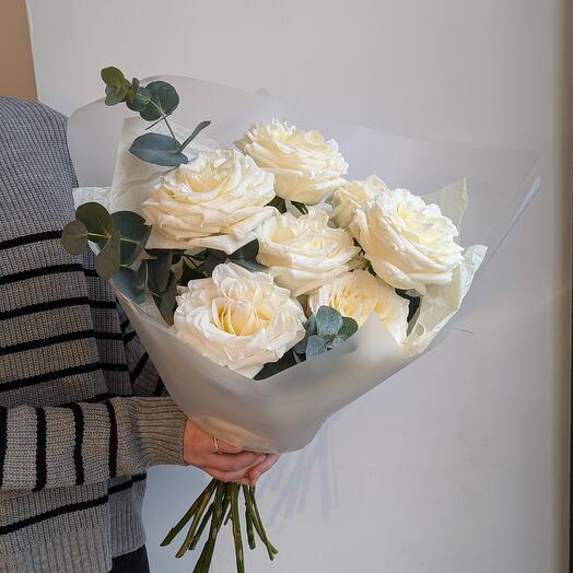 A beautiful bouquet of 7 luxurious Candylight roses