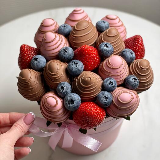 Клубника в шляпой коробочке