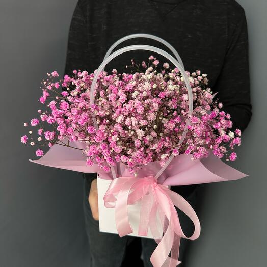 Arreglo brillante de gypsophila rosa en un bolso