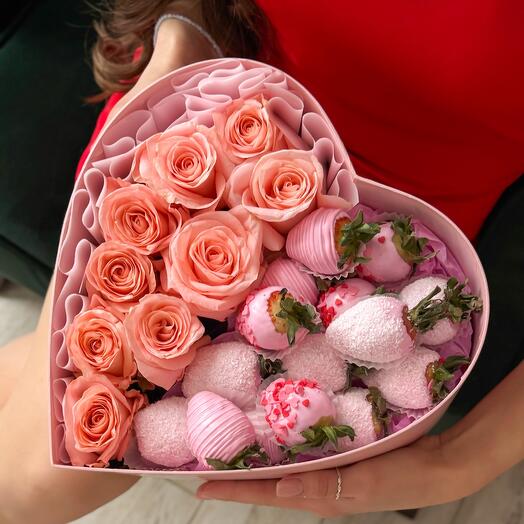Бокс сердце Love с розами и клубникой