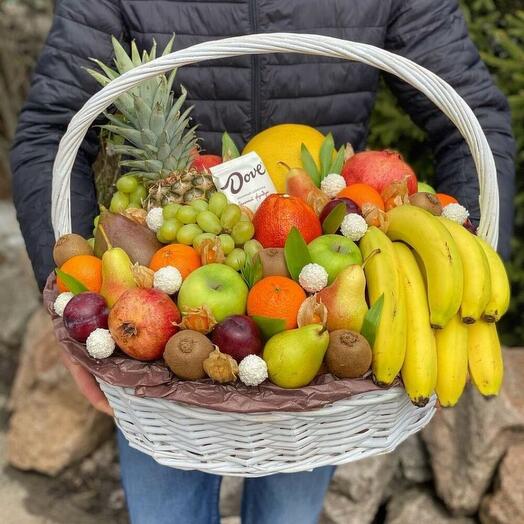 Фруктовая корзина с ананасом, бананами, цитрусовыми и сезонными фруктами "Хорошего вечера"