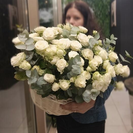 Корзина с белыми пионовидными розами (XL)
