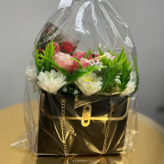 Композиция из мыла ручной работы в сумочке