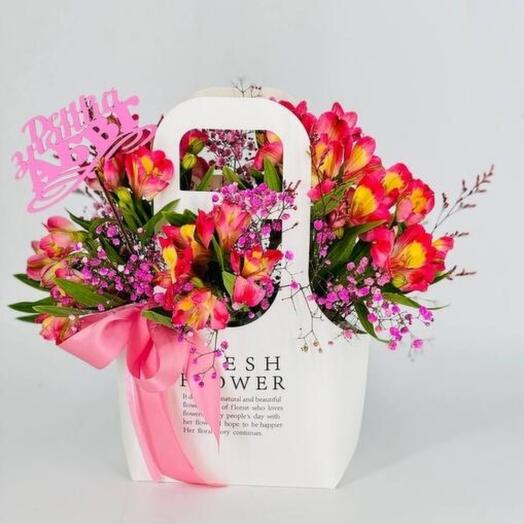 Bolso de flores de alstroemeria con gypsophila como regalo para el día del conocimiento
