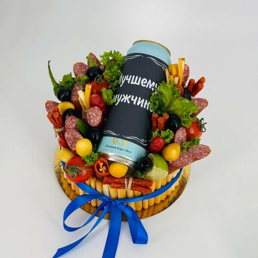 Съедобный подарок лучшему мужчине торт из колбасок с безалкогольным пивом