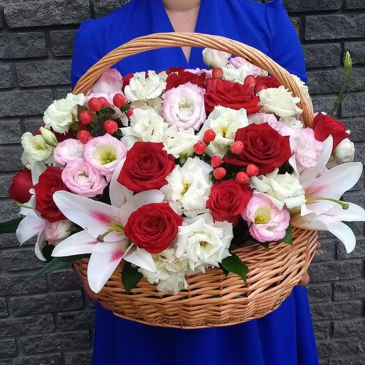 Большая корзина с лилиями и розами