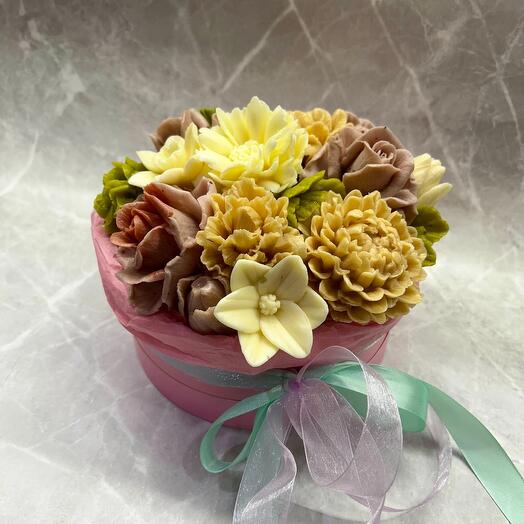 Hat box with marshmallow flowers