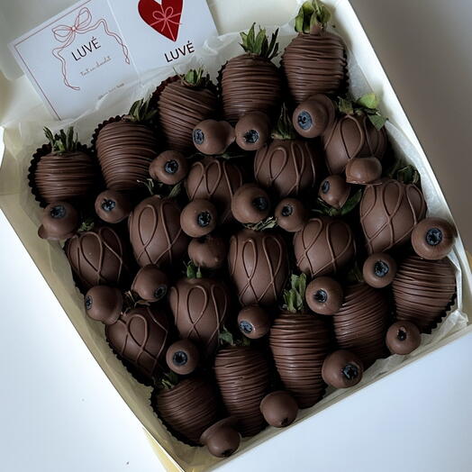 Strawberries and blueberries in premium milk chocolate, 20 pcs